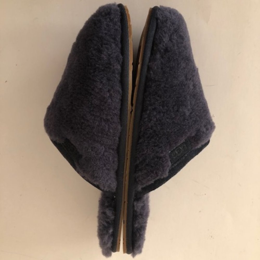 UGG Fluffette Navy Slipper. Size: 7, 12 - Picture 13 of 13
